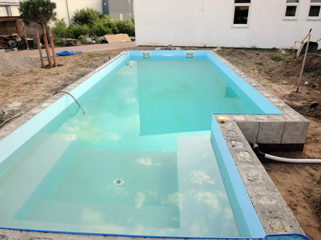 fertige Folienauskleidung mit Wasser