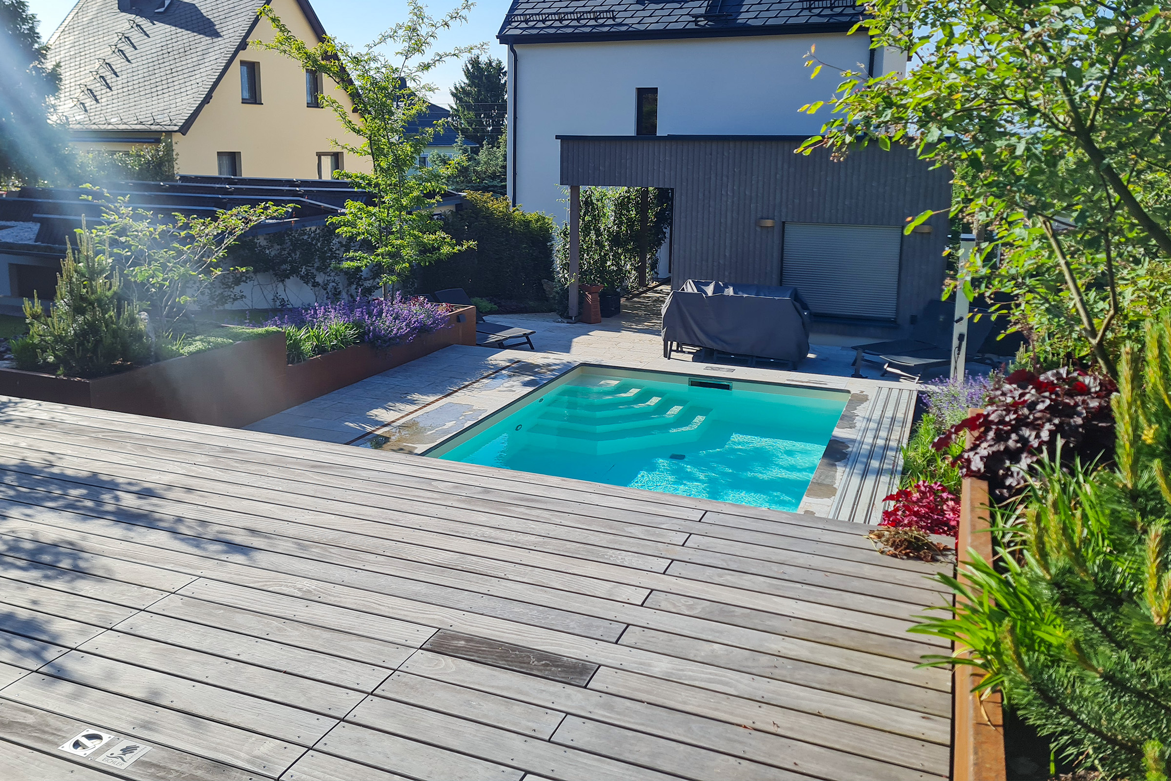 Detaillierter Blick auf den V4A Edelstahlskimmer im Pool mit heller Folie