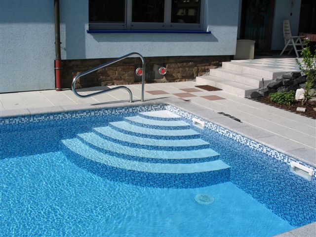 Schwimmbadtreppe rund