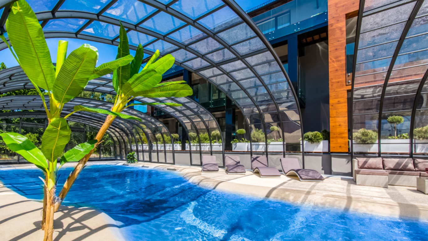 Hohe Poolüberdachung Aluna® Opera