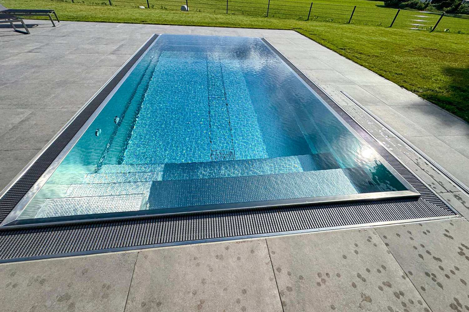 Detailaufnahme vom Treppenbereich im Edelstahl Überlaufpool mit strukturierter Oberfläche