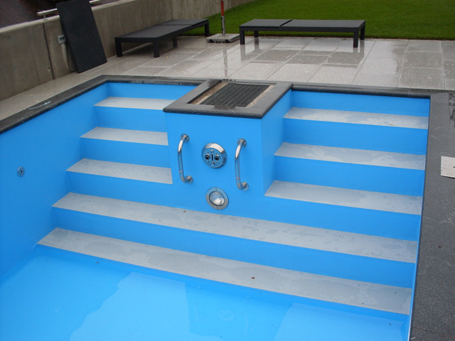 Schwimmbecken mit gerader Treppe