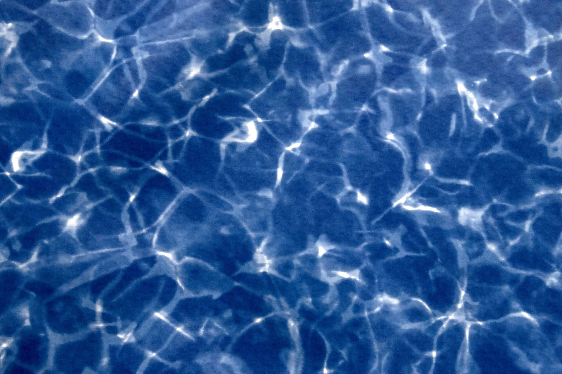 Proflex Schwimmbadfolie mit blauem Druckdesign, das Wasserspiegelungen im Pool simuliert