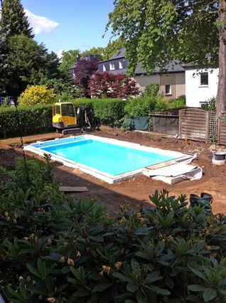 isoliertes Schwimmbecken mit Styroporplatten