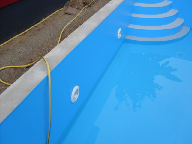 Schwimmbecken Unterwasserscheinwerfer