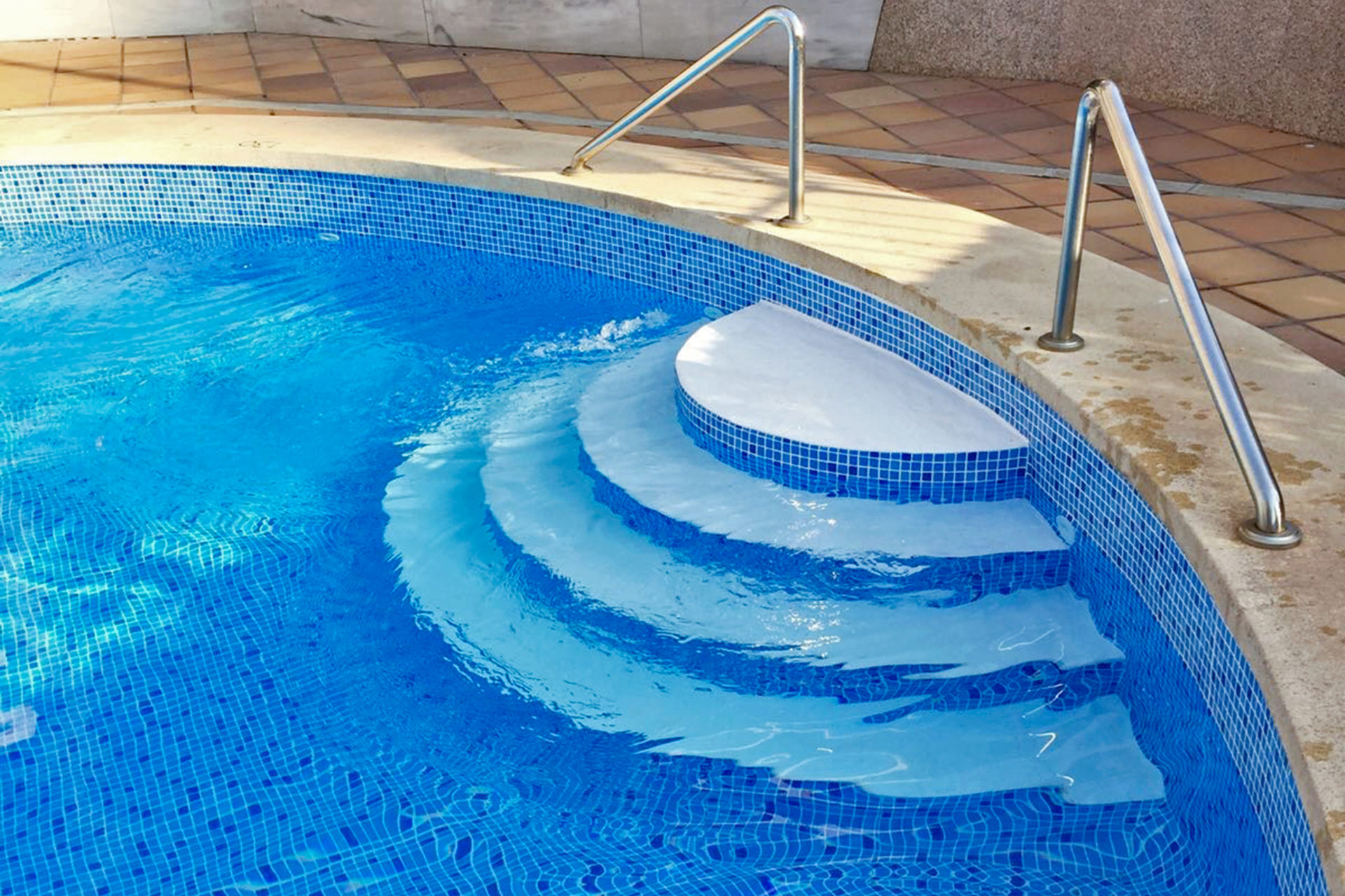Schwimmbadfolie ELBE Supra Print Mosaik Blau im Pool mit Treppe und Edelstahlhandlauf