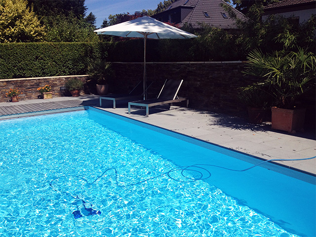 Schwimmbad 4 x 8 x 1,5 m mit vollautomatischen Bodenreiniger