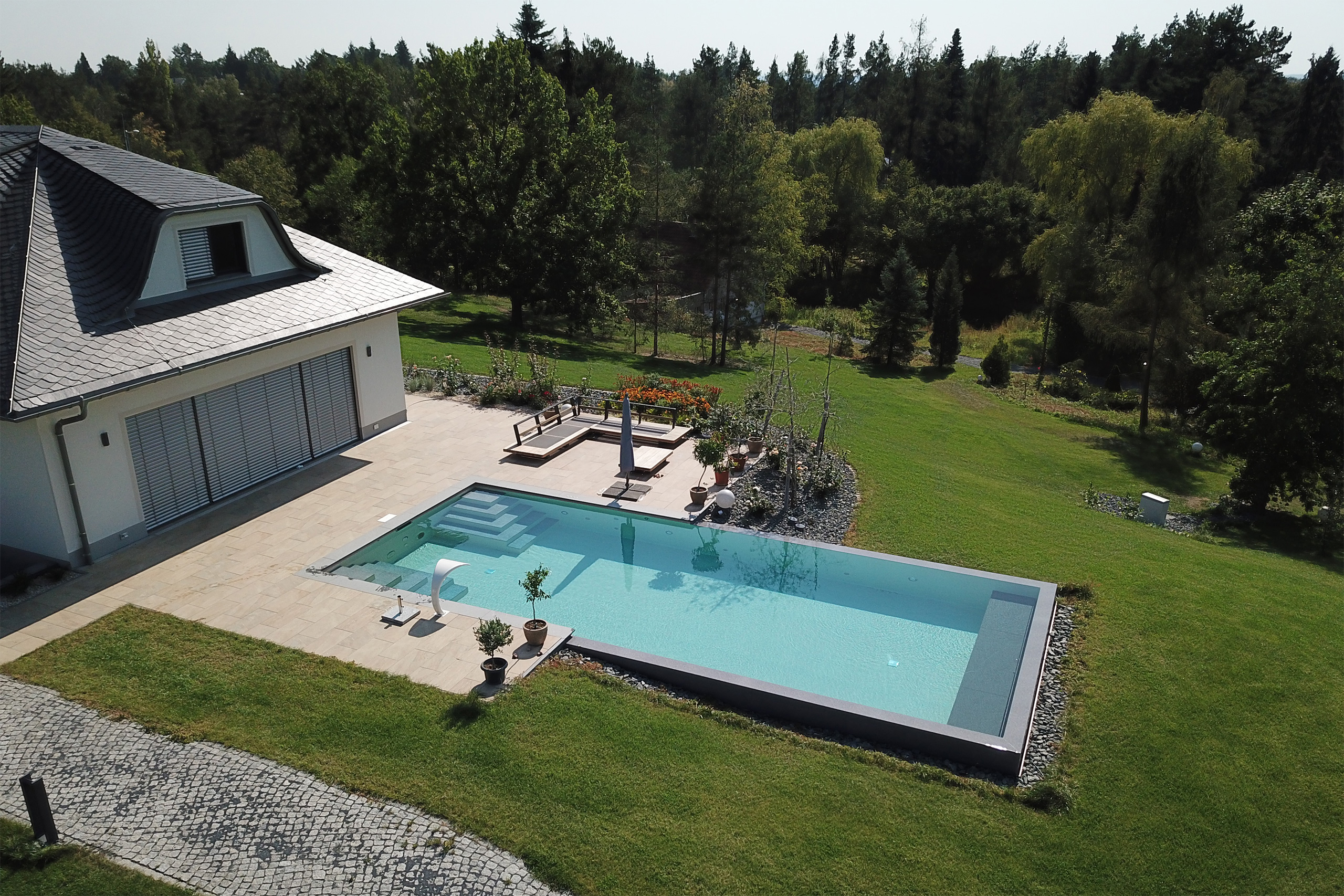 Überlaufbecken 5x12x1,38m mit innenliegender Treppe und Rollladen