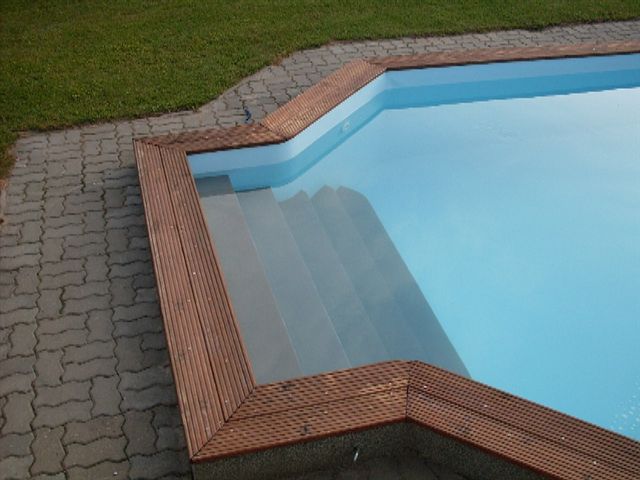 Pooleinstieg Treppe aussenliegend