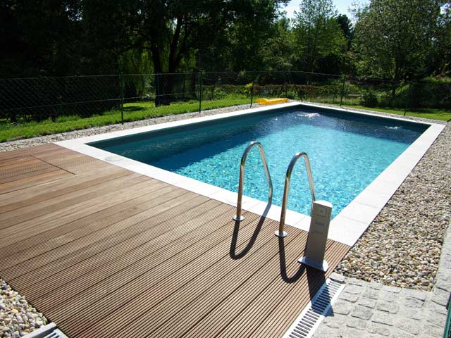 Schwimmbecken Technikschachtabdeckung