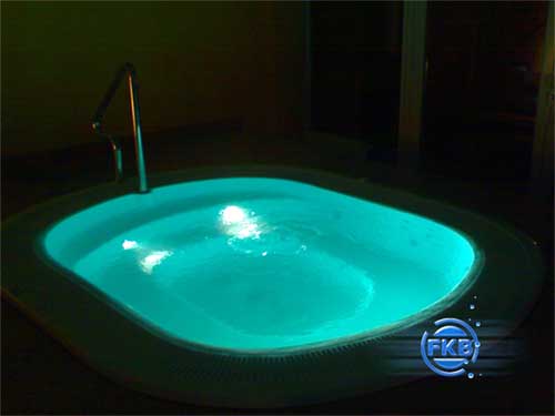 Whirlpool-SPA MANDURA mit leuchtend blauem Wasser und Unterwasserbeleuchtung bei Nacht