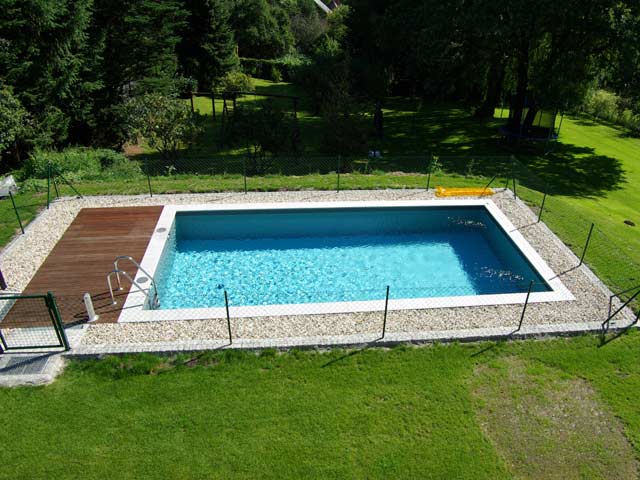 Schwimmbecken mit Leiter