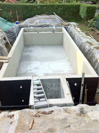 Beckenrohbau mit Schwarzanstrich