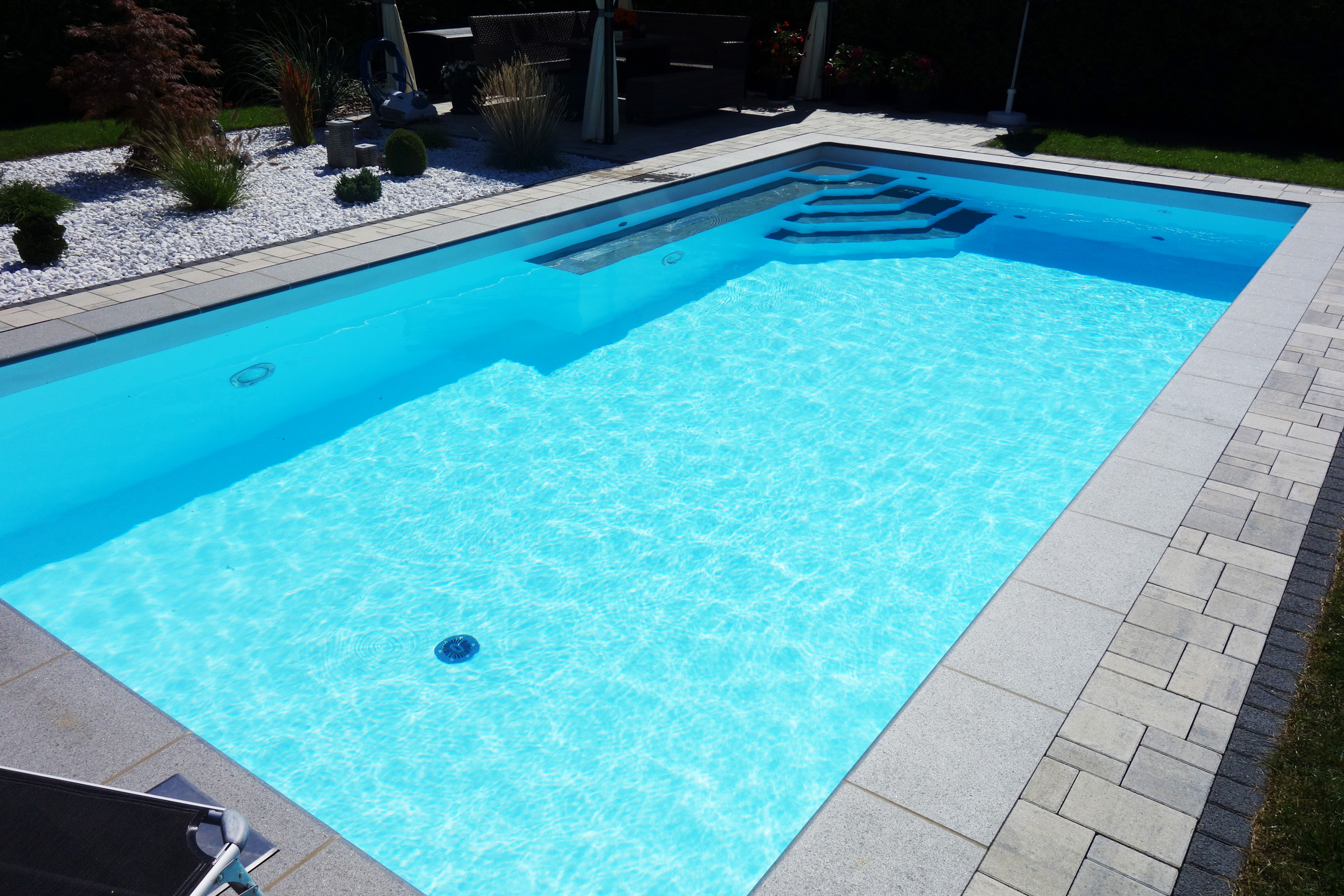 Rechteckbecken 4x8x1,5m mit Ecktreppe, Podest und Luftsprudelsitz