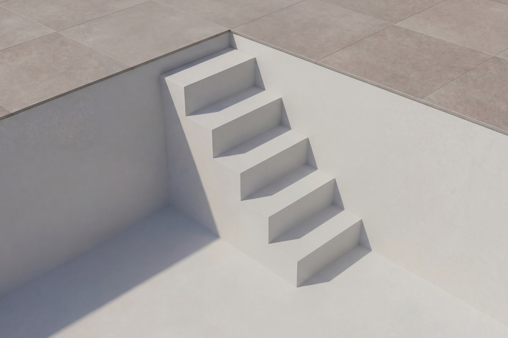 Weiße Upper Class Pooltreppe Komfort für Styroporpools, von oben in den leeren Pool blickend