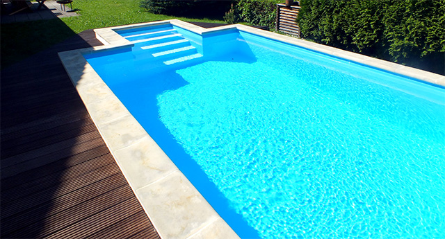 Pool mit aussenliegender gerader Treppe