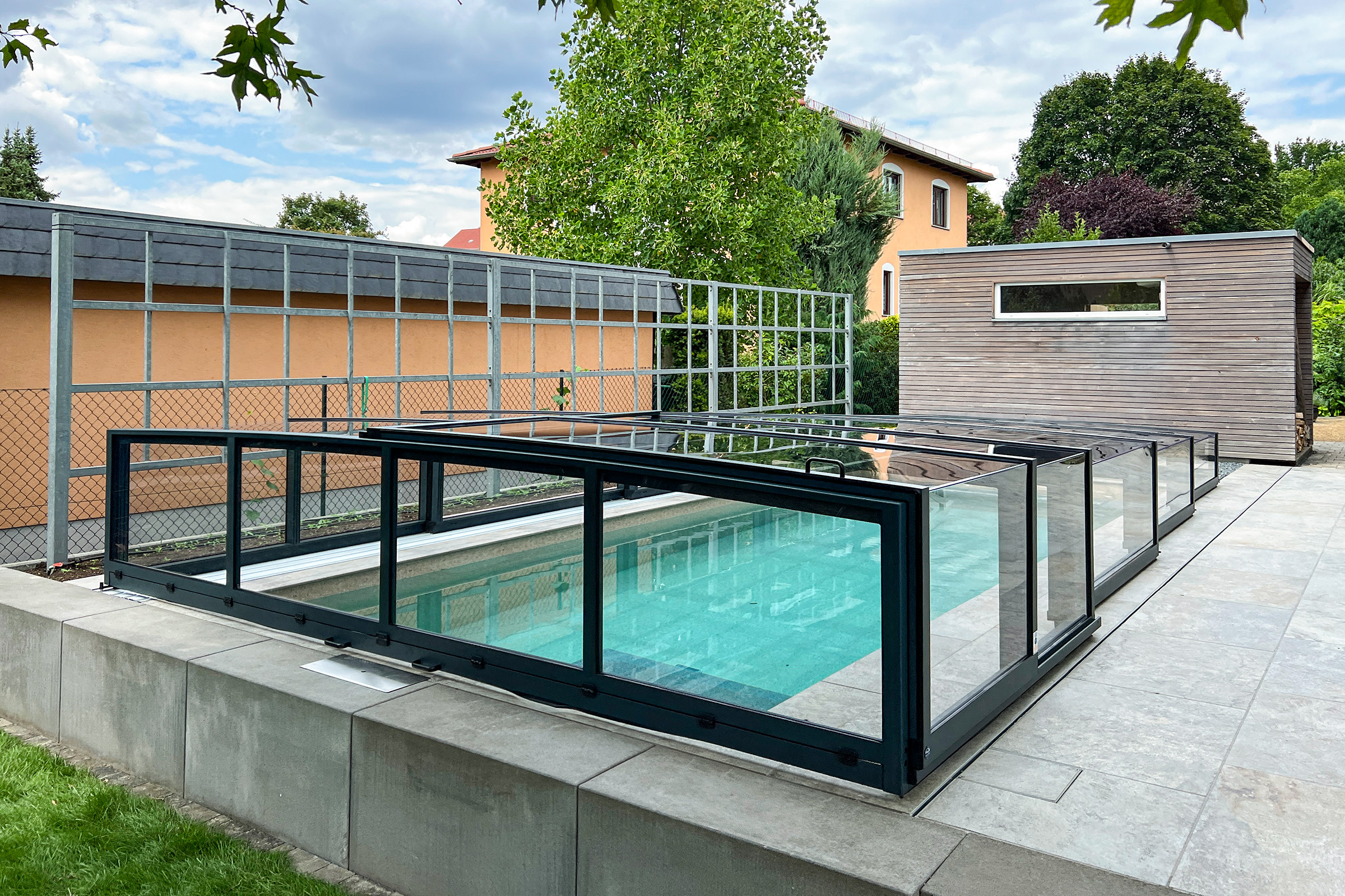 Betonschwimmbecken mit Aluna Exclusive Line Poolueberdachung