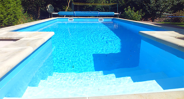 Schwimmbad mit Luftpolsterfolie mit Aufwickelvorrichtung