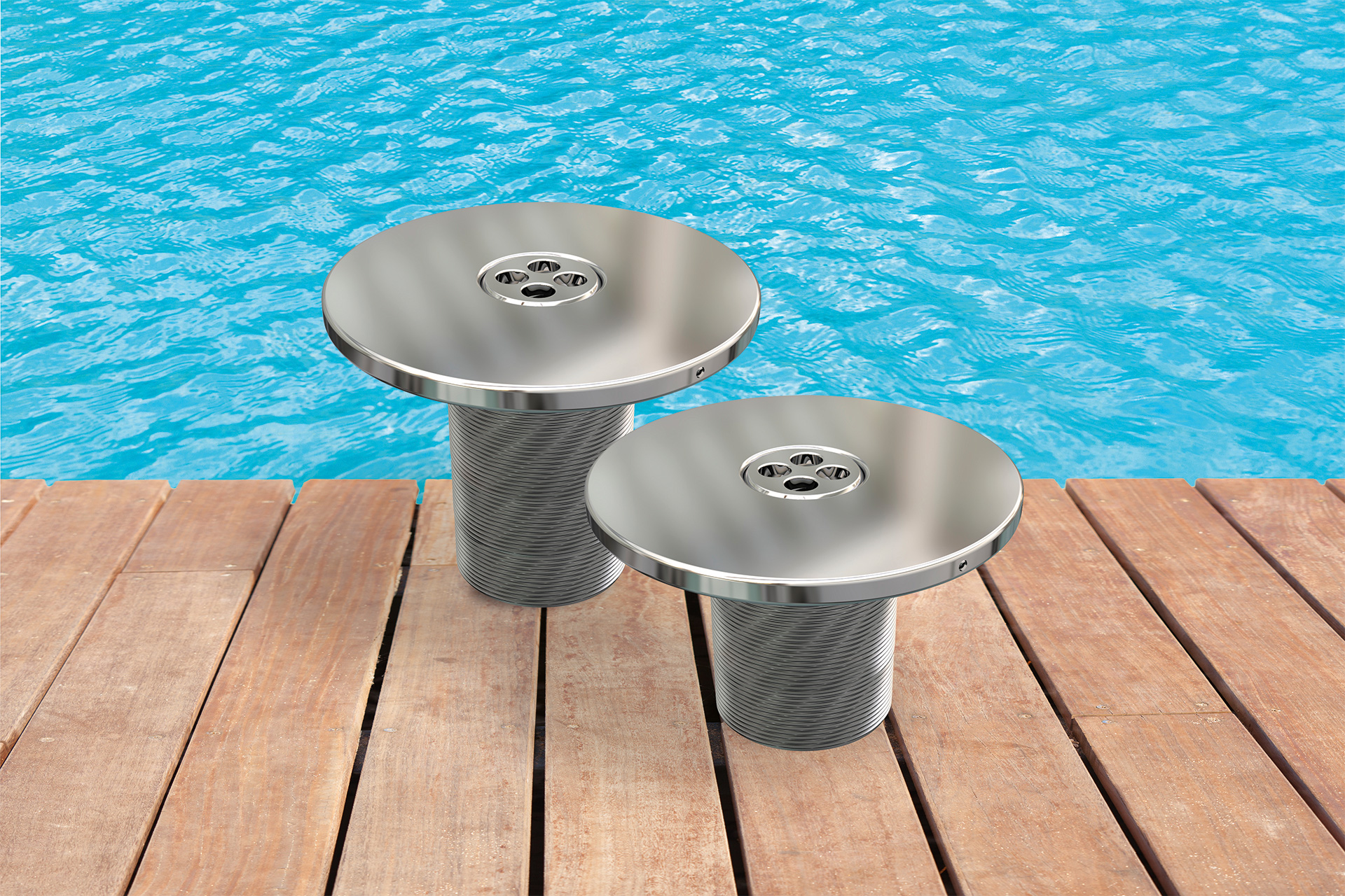 Zwei Edelstahl-Einlaufdüsen für den Pool auf einem Holzsteg vor blauem Wasser, Detailansicht der Oberfläche.