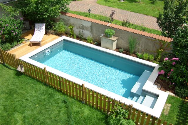 Schwimmbecken im Garten