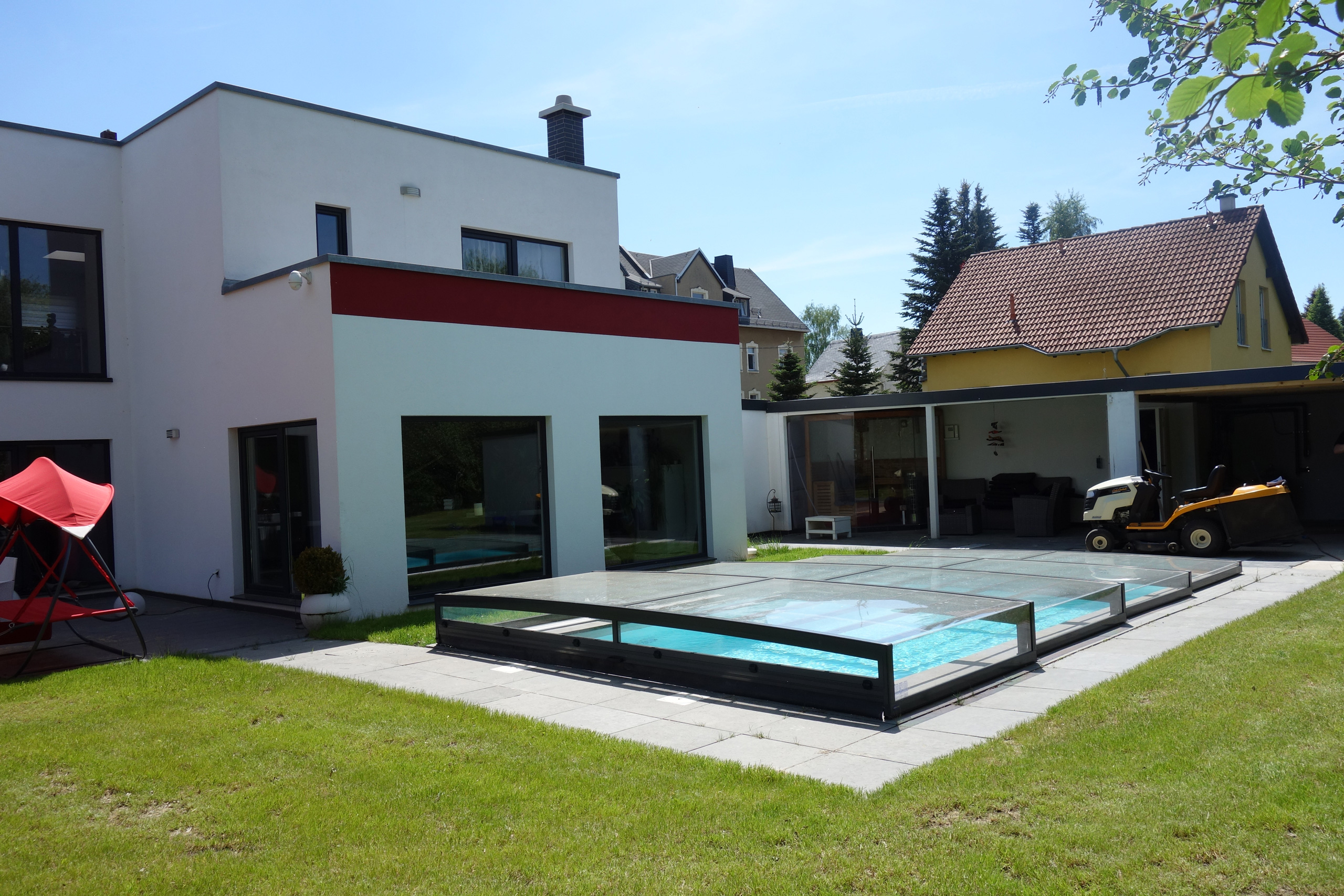 Betonbecken mit Überdachung Casablanca Infinity im Garten eines modernen Hauses