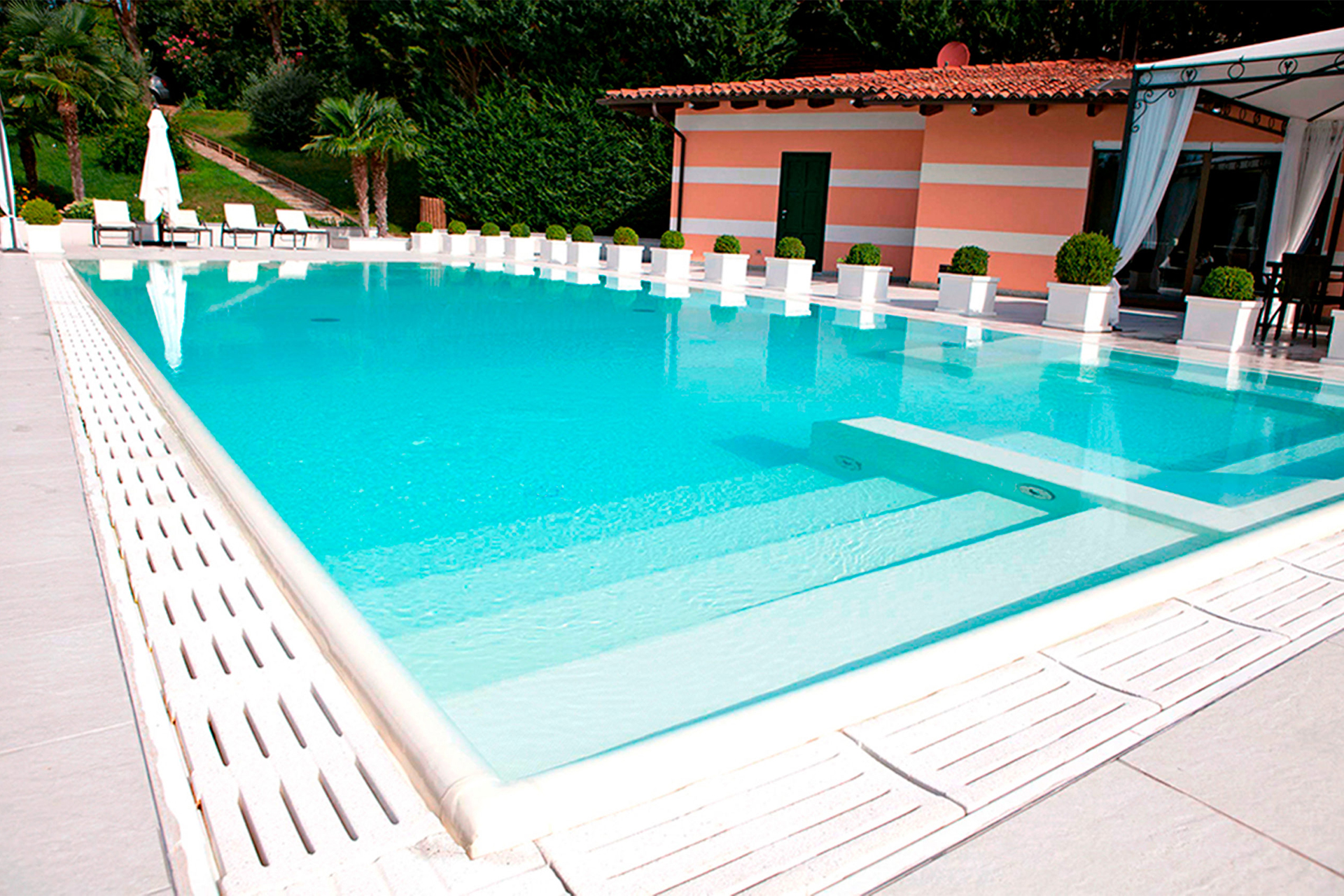 ELBE ELITE Schwimmbadfolie Arctic White in einem Pool mit Überlaufrinne und Treppe
