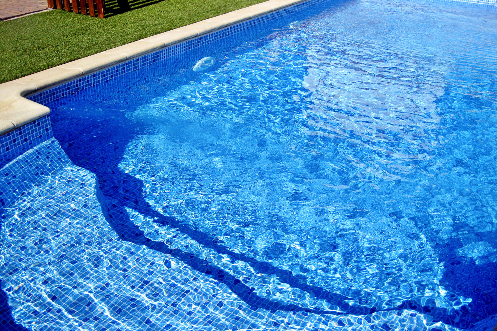 ELBE Supra Print Schwimmbadfolie in Mosaik Blau, Detailansicht eines Pools mit Treppe