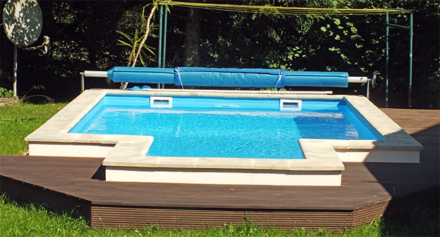Pool mit Luftpolsterfolie mit Aufwickelvorrichtung