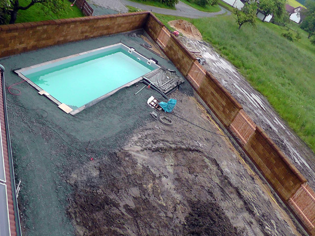 fertiggestelltes Schwimmbecken