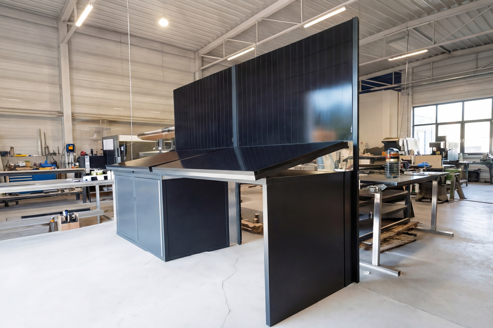 Solarbox mit geöffneten Solarpaneelen und Wechselrichter in einer Werkstatt