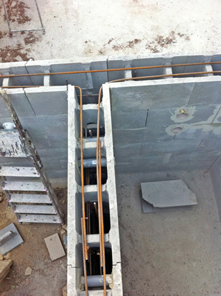 Bewehrung in Betonschalstein