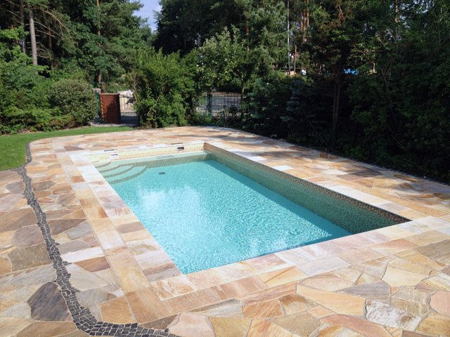 Schwimmbad mit Ecktreppe