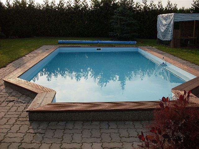 Pool Holzumrandung