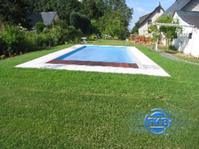 Schwimmbecken mit Unterflurrollladen