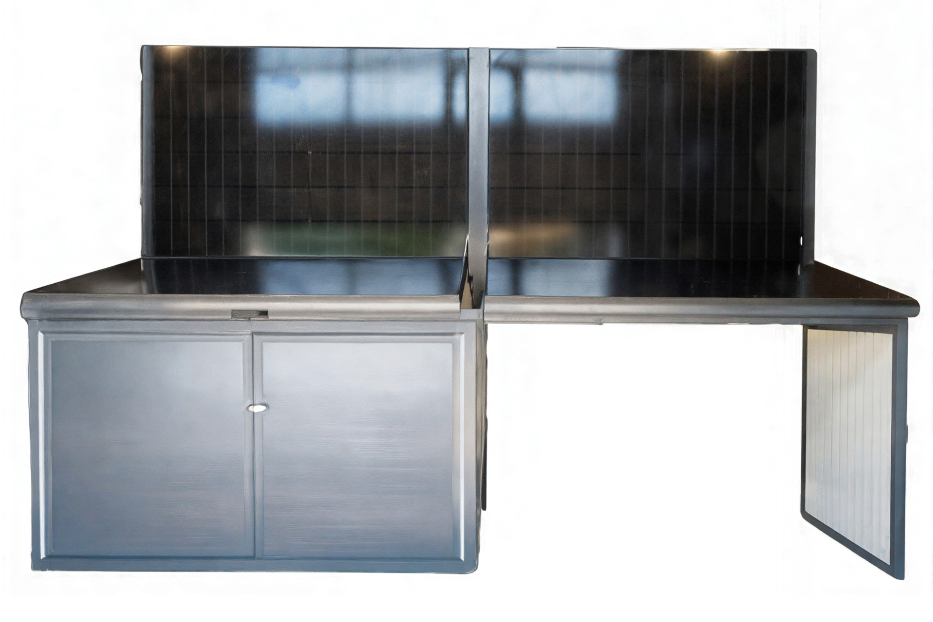 Solarbox mit zwei Solarpaneelen und integriertem Schrank, auf weißem Hintergrund