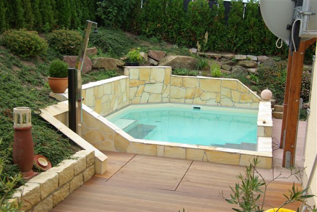 Schwimmbecken Solardusche