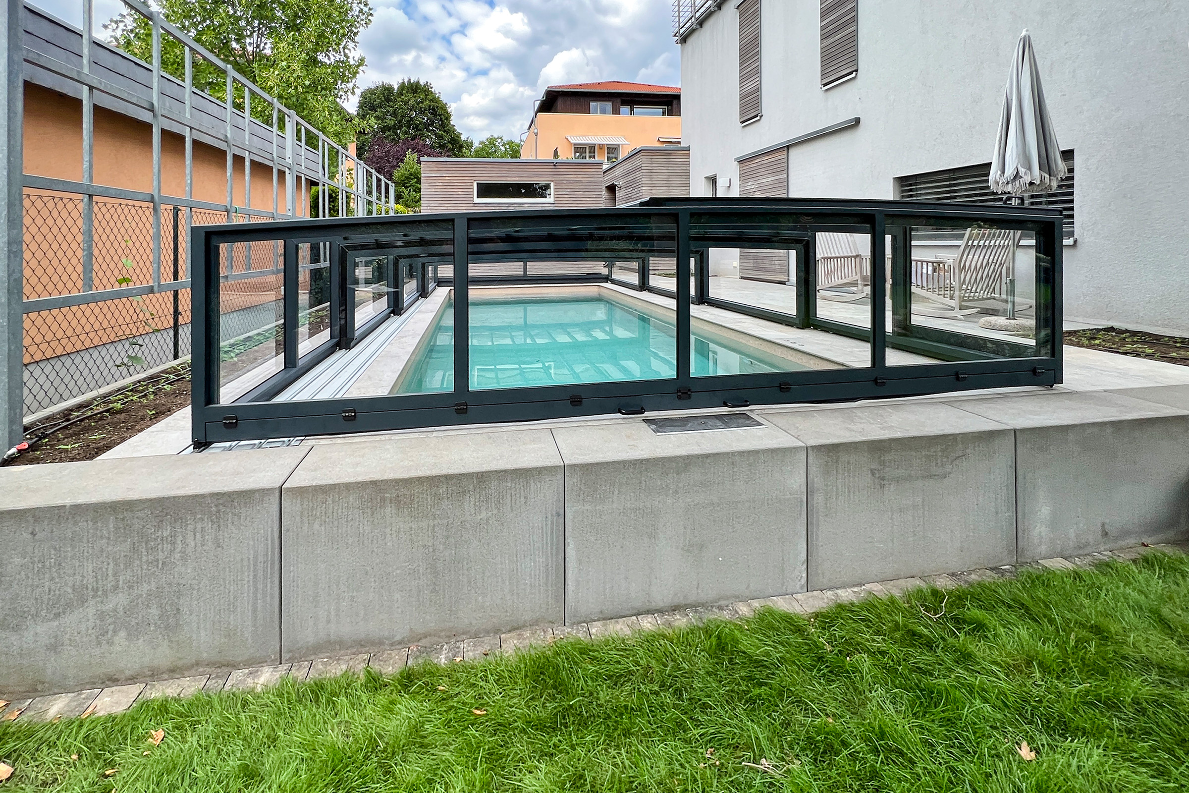 Betonschwimmbecken mit Aluna Exclusive Line Poolueberdachung