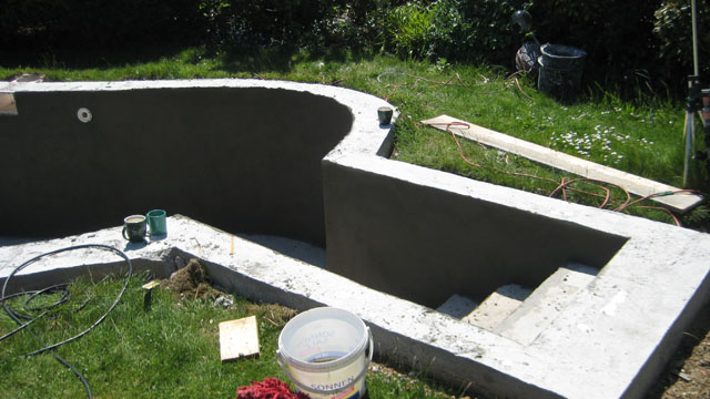 Rohbau eines Freiformbeckens mit integrierter Treppe und Skimmeröffnung
