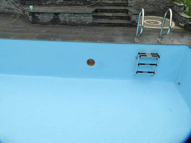 Schwimmbecken mit geteilter Leiter