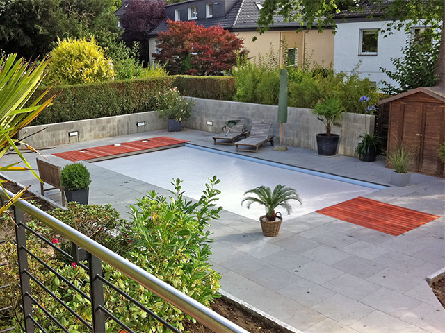 Schwimmbad 4 x 8 x 1,5 m geschlossenen Rollladen