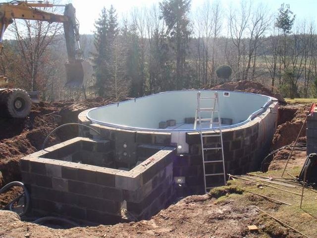 Stahlwandbecken mit Stützmauer