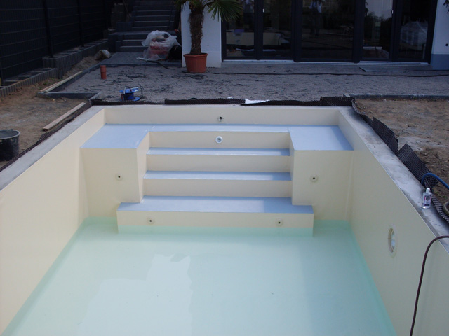 Schwimmbecken Sitzpodest Treppe
