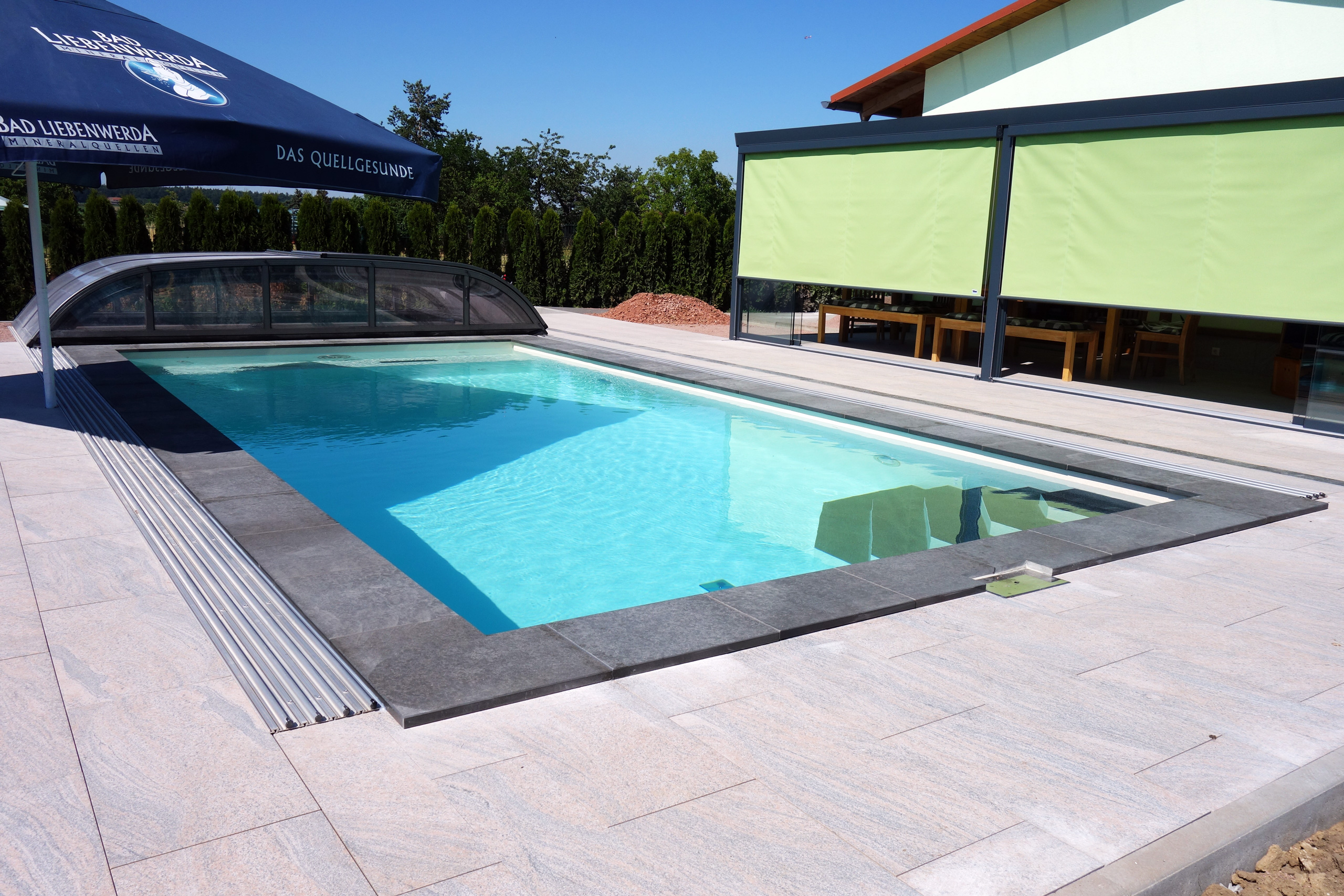 Rechteck-Schwimmbad 4x8x1,5m mit Edelstahl-Einbauteilen und Gegenstromanlage