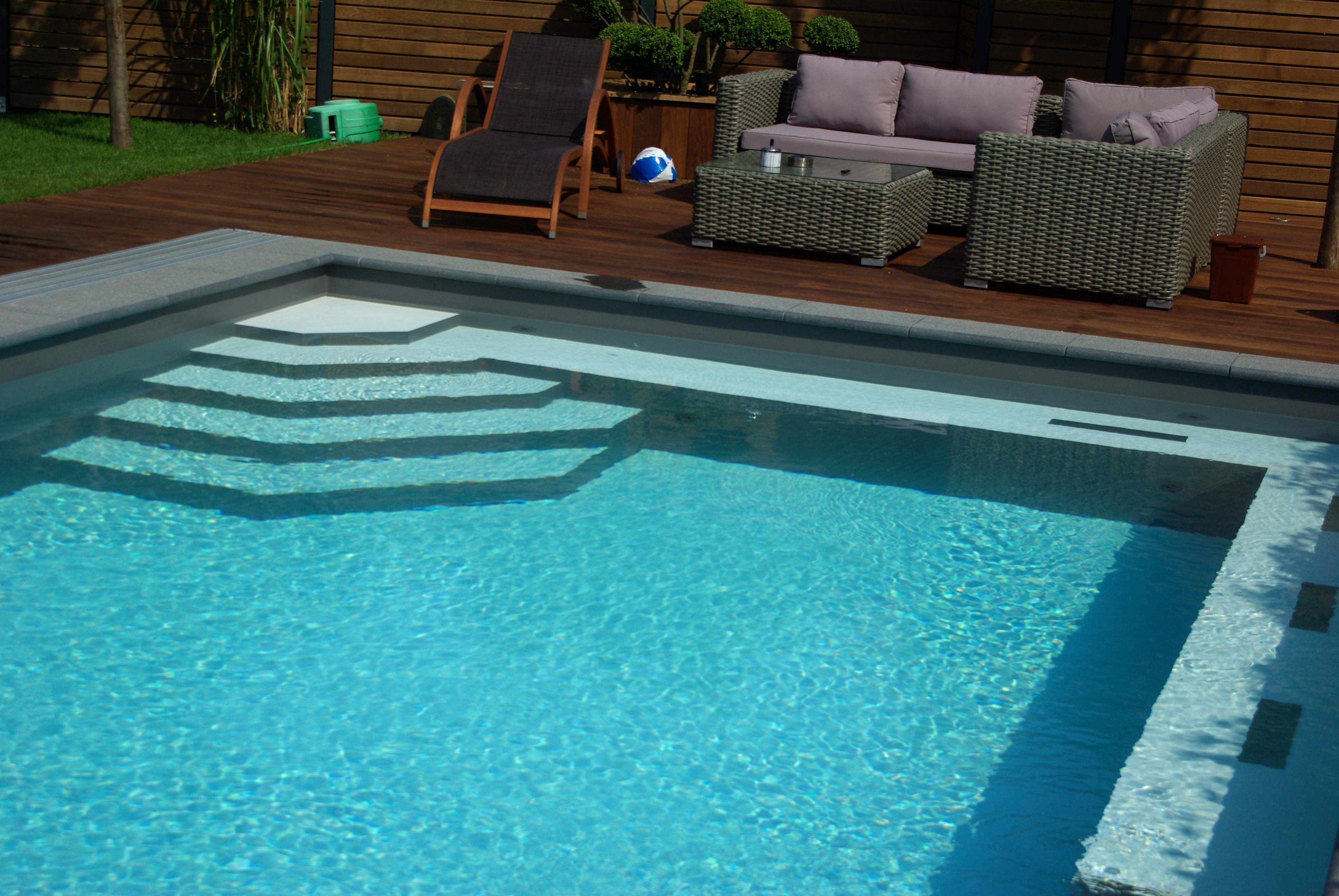 innenliegende Ecktreppe und Sitzpodest mit Luftsprudel