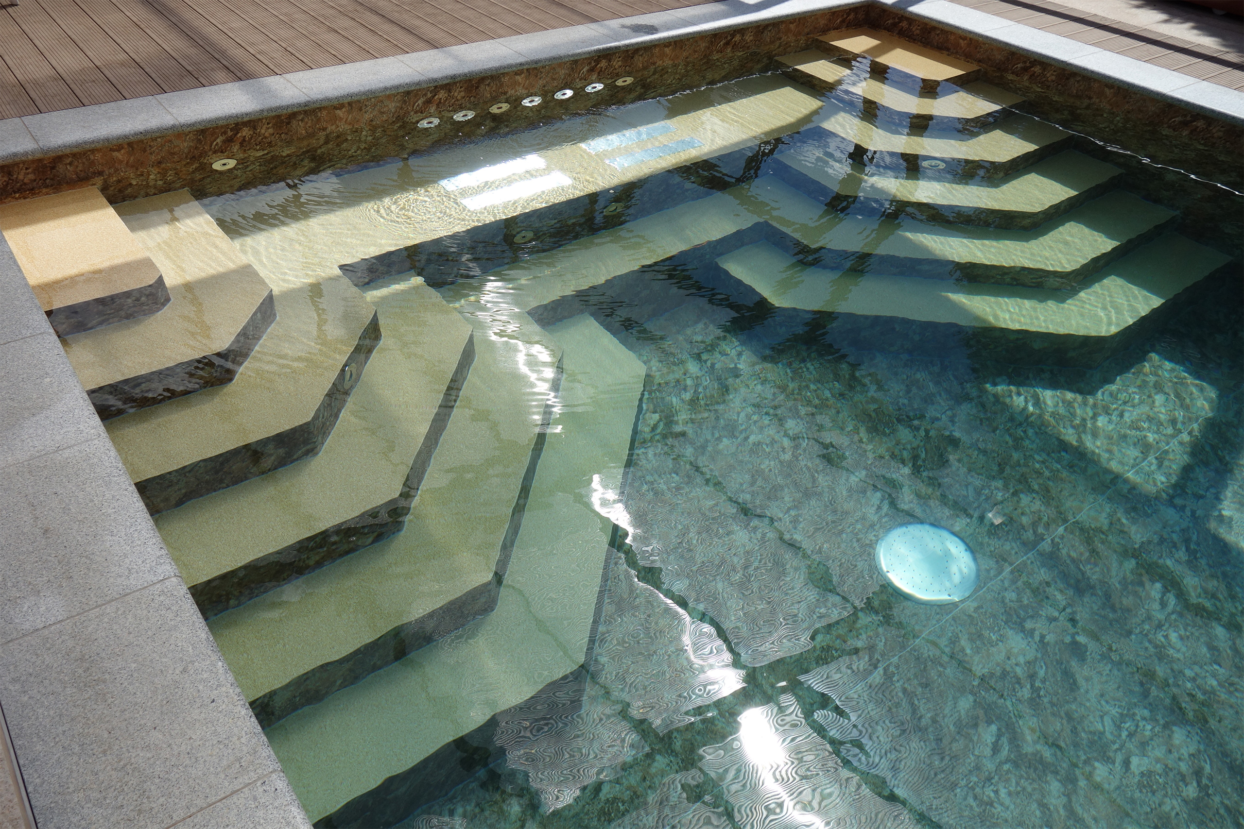 Detailansicht der Ecktreppen und des Podests im Schwimmbecken mit Alkorplan 3D Touch Folie