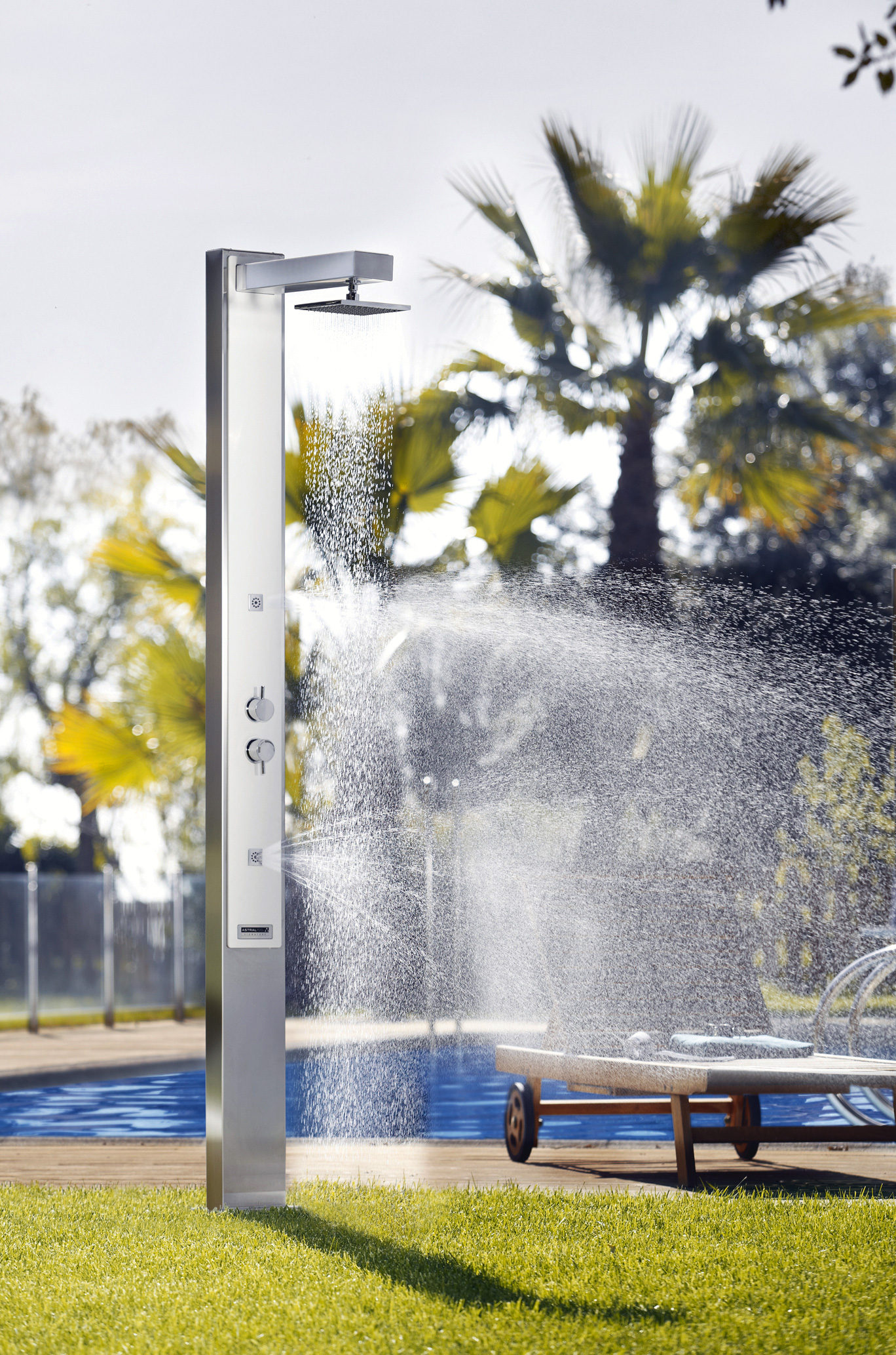 Schwimmbad-Dusche Iguazu: Wasserstrahlen aus Kopf- und Seitenbrausen im Detail
