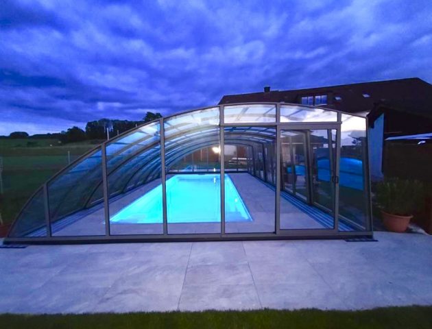 Hohe Poolüberdachung Aluna® Delta II