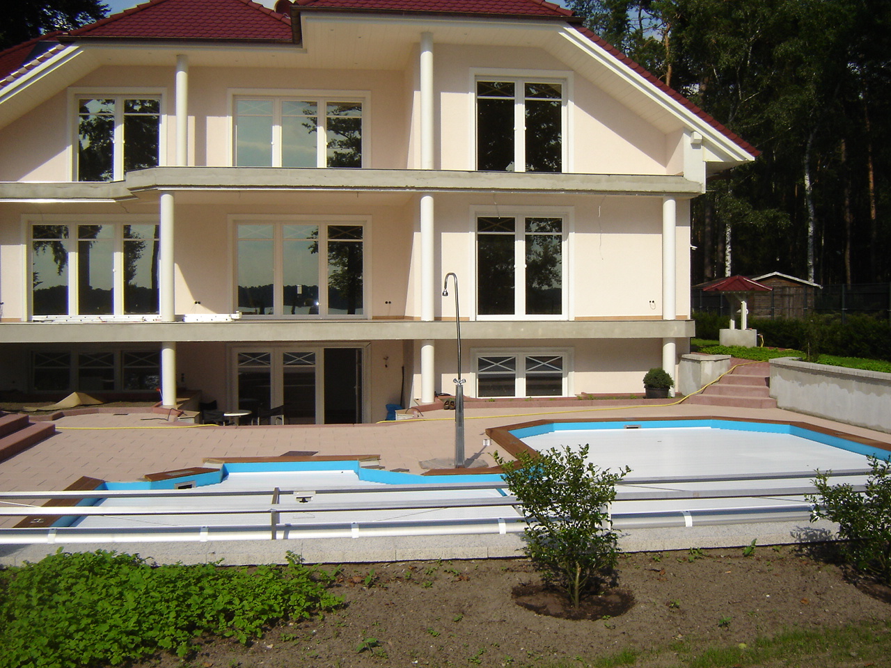 Schwimmbecken am Haus