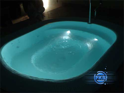 Beleuchteter Whirlpool-SPA MANDURA mit bläulichem Wasser und Sprudelfunktion, Detailansicht