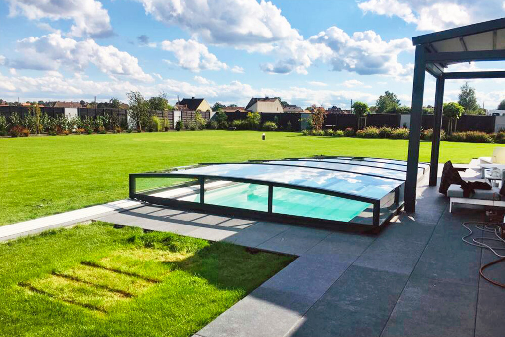 Flache Schwimmbadüberdachung Aluna® Exclusive Line R1